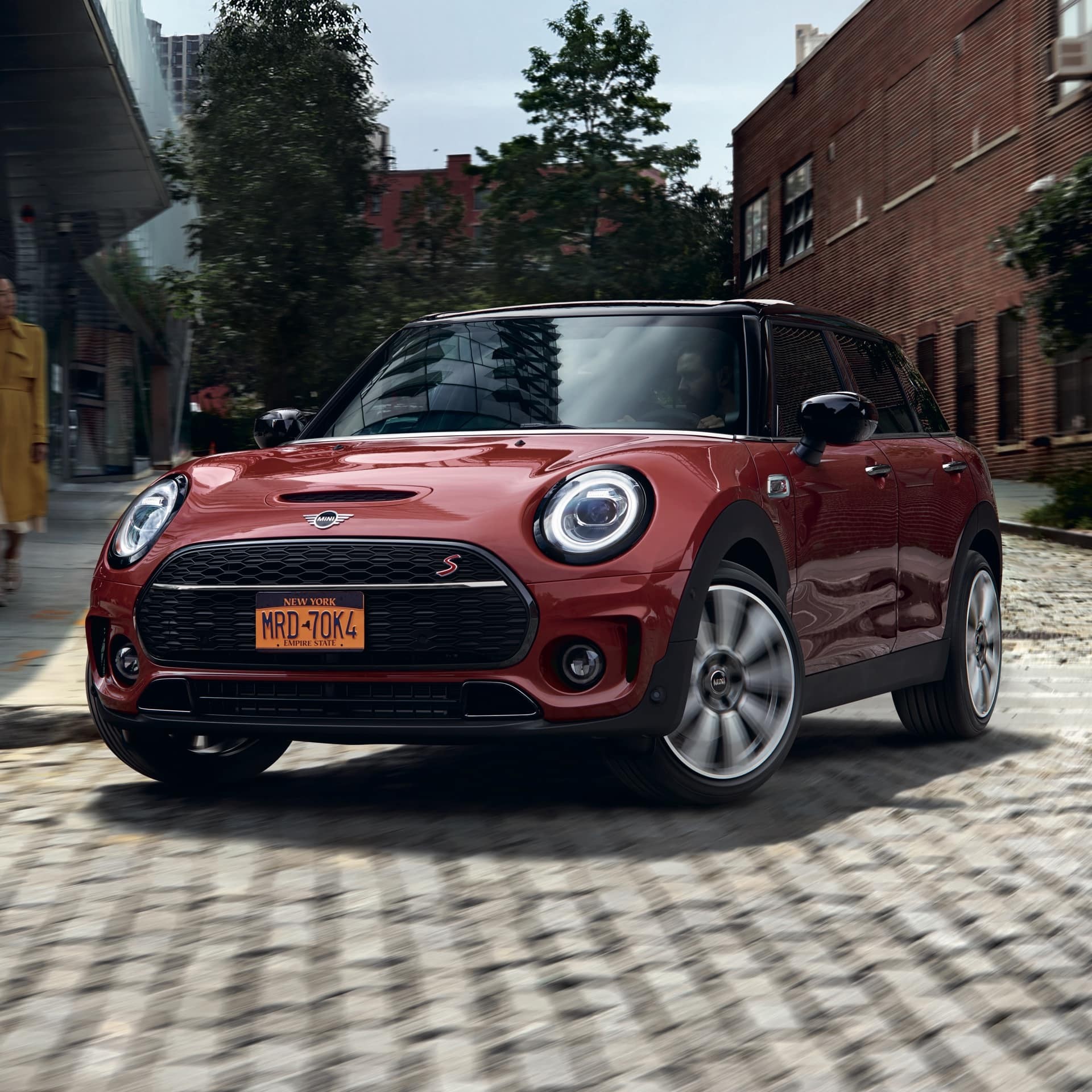 MINI Clubman – czerwone i czarne – widok z przodu